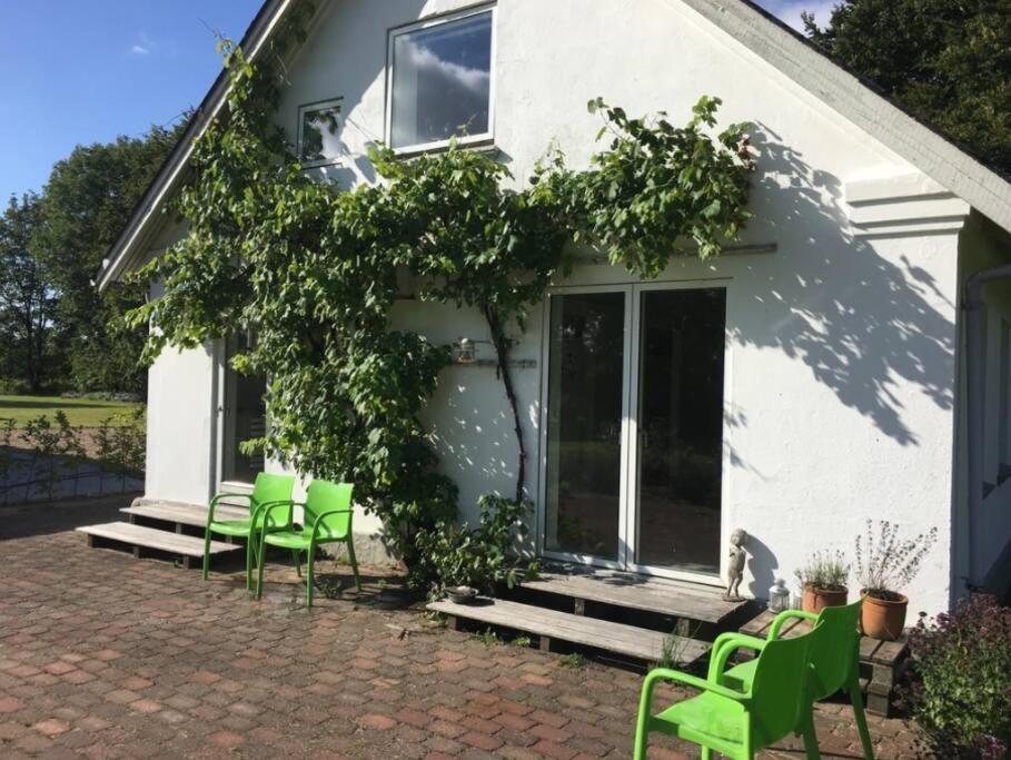 Skont Hus Pa Landet Taet Pa Billund Villa Give Екстериор снимка
